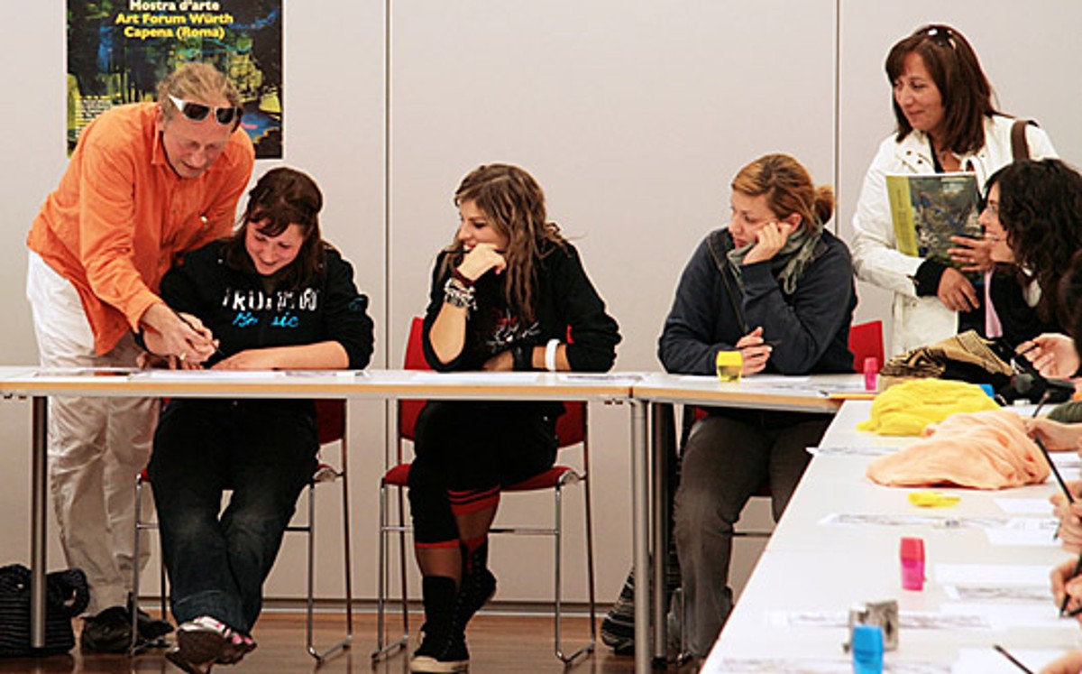 L'artista Thomas Lange conduce un workshop per gli studenti di un liceo artistico.