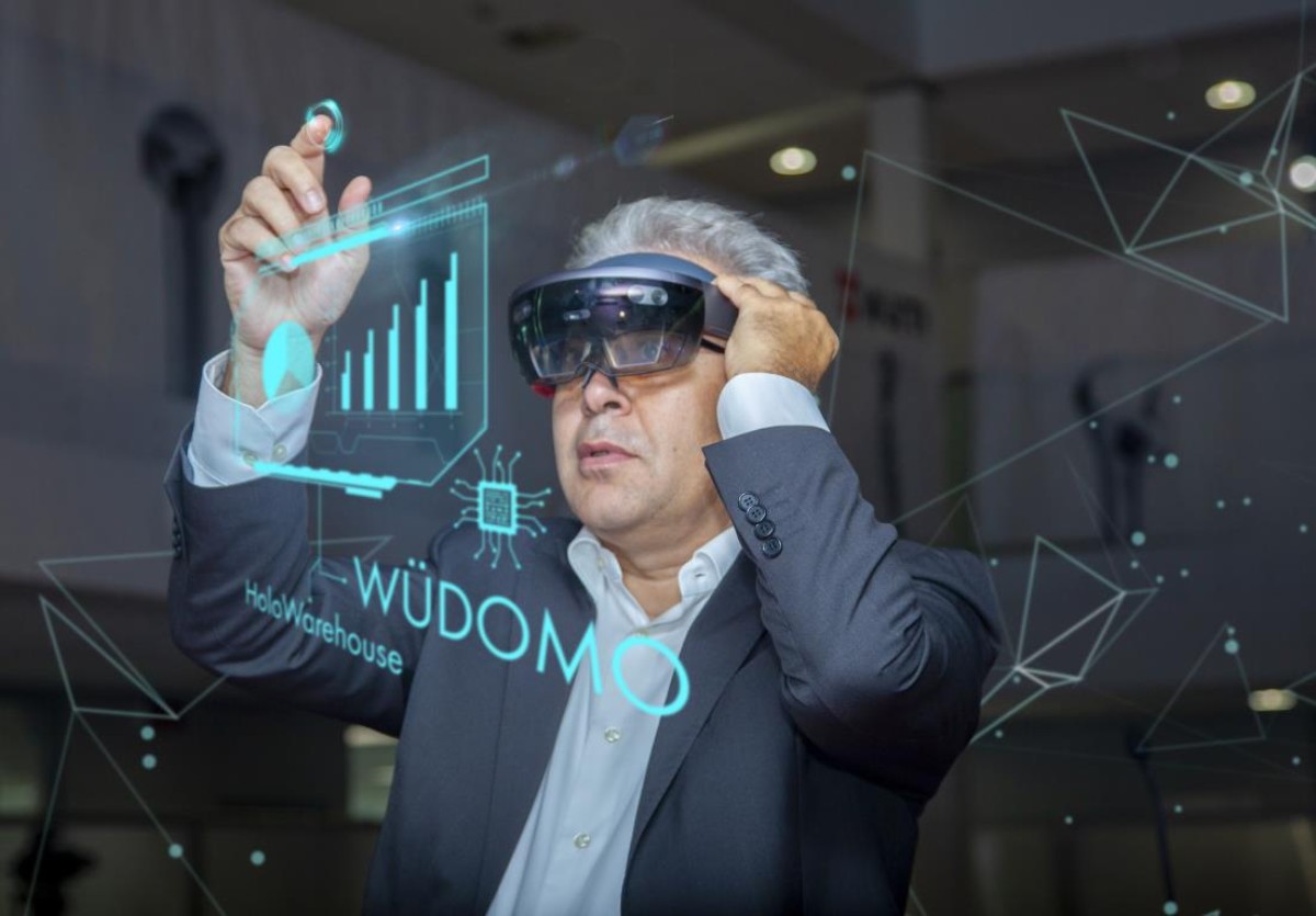 Dimostrazione pratica del funzionamento delle applicazioni di Mixed Reality tramite utilizzo dei visori Hololens Dimostrazione pratica del funzionamento delle applicazioni di Mixed Reality tramite utilizzo dei visori Hololens