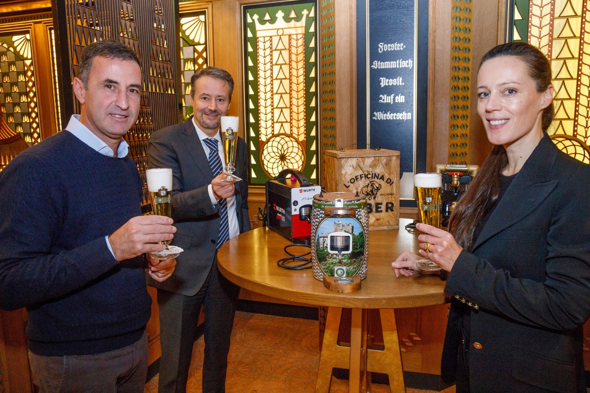 Nicola Piazza, Geschäftsführer von Würth Italien, Cellina von Mannstein der Brauerei FORST und Giuseppe Scotto Di Carlo, Verantwortlicher Produkt und Entwicklung der Firma Faber. Nicola Piazza, Geschäftsführer von Würth Italien, Cellina von Mannstein der Brauerei FORST und Giuseppe Scotto Di Carlo, Verantwortlicher Produkt und Entwicklung der Firma Faber.